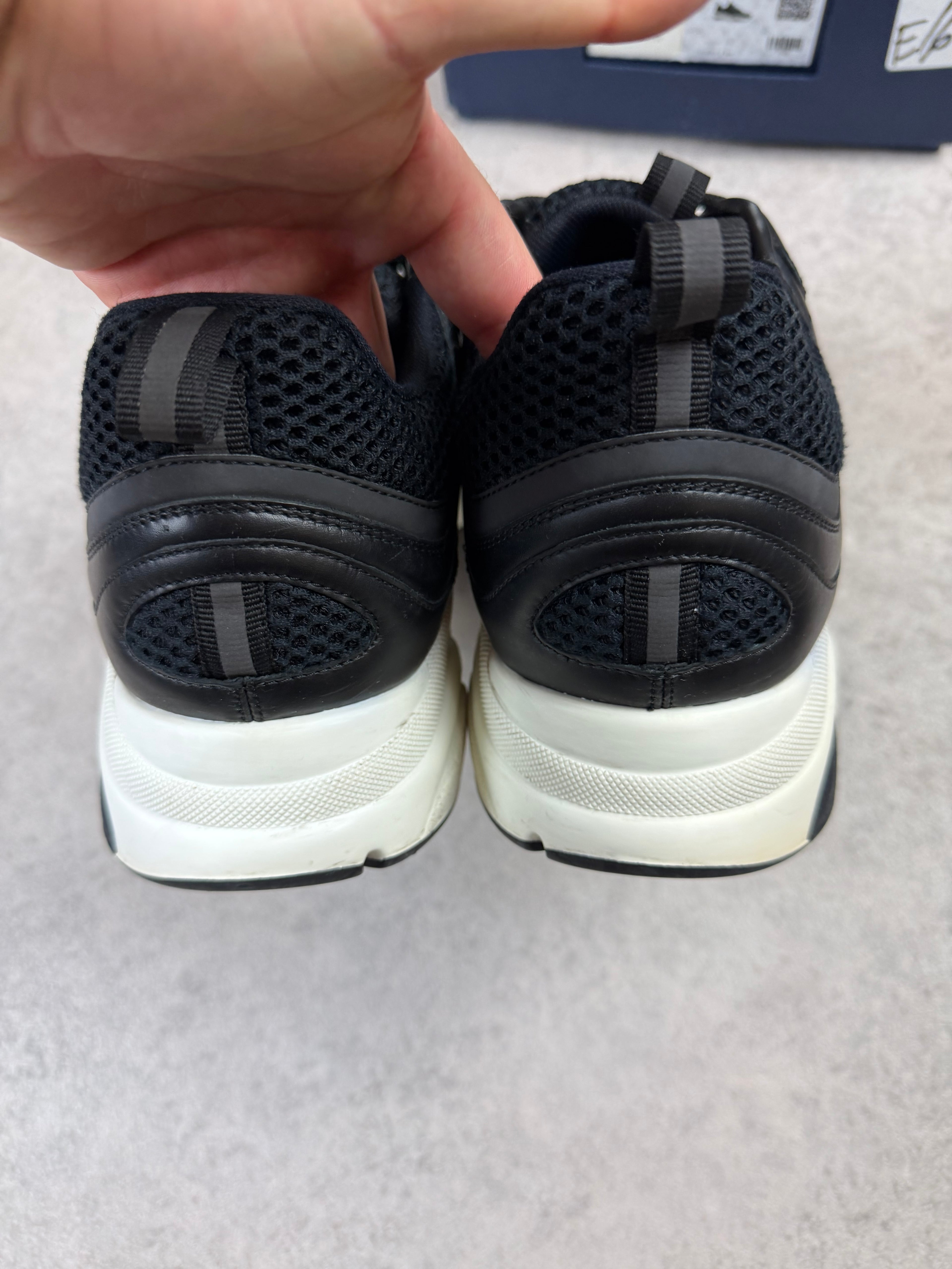 B22 - Black/White - UK11