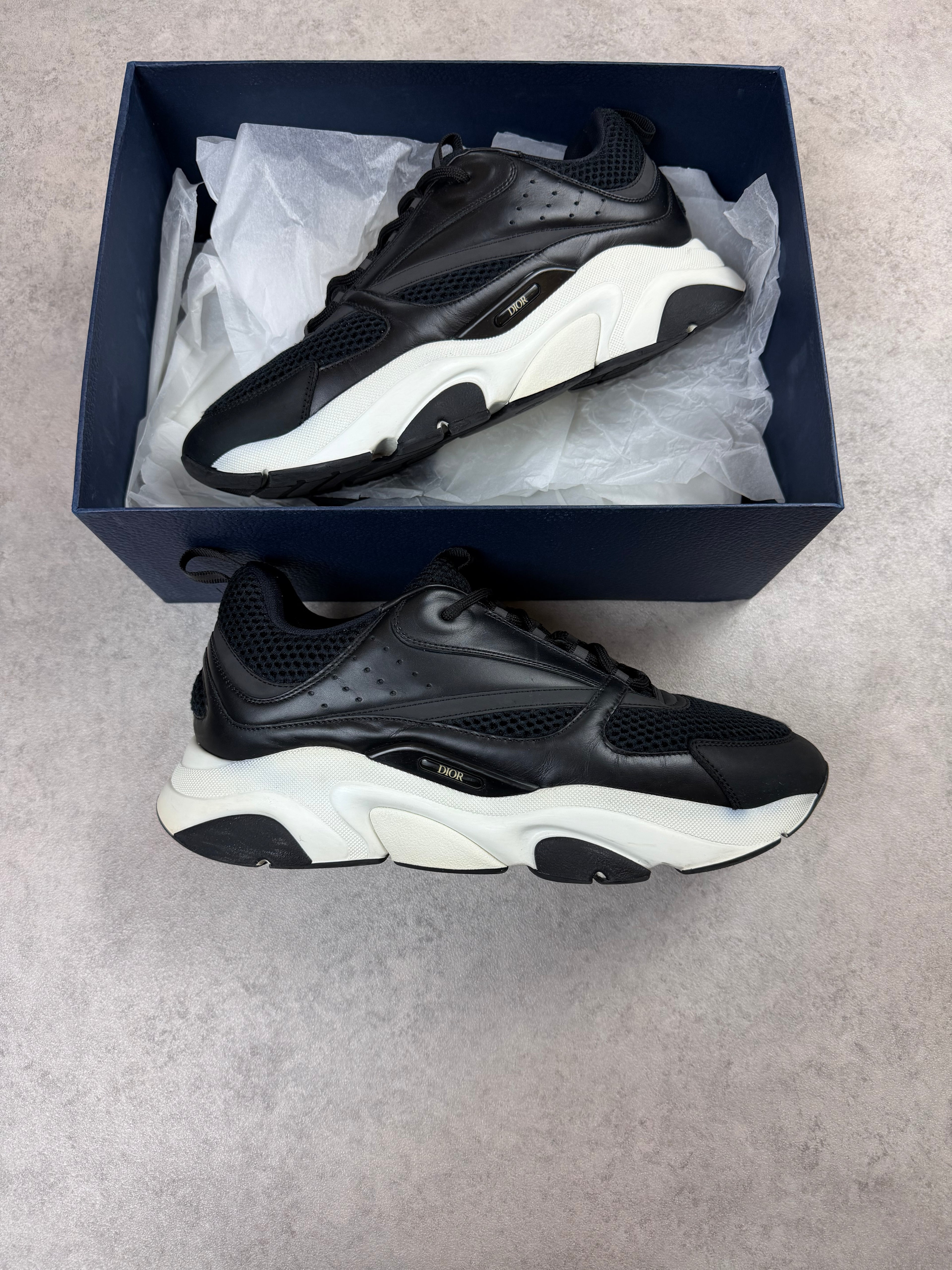 B22 - Black/White - UK11