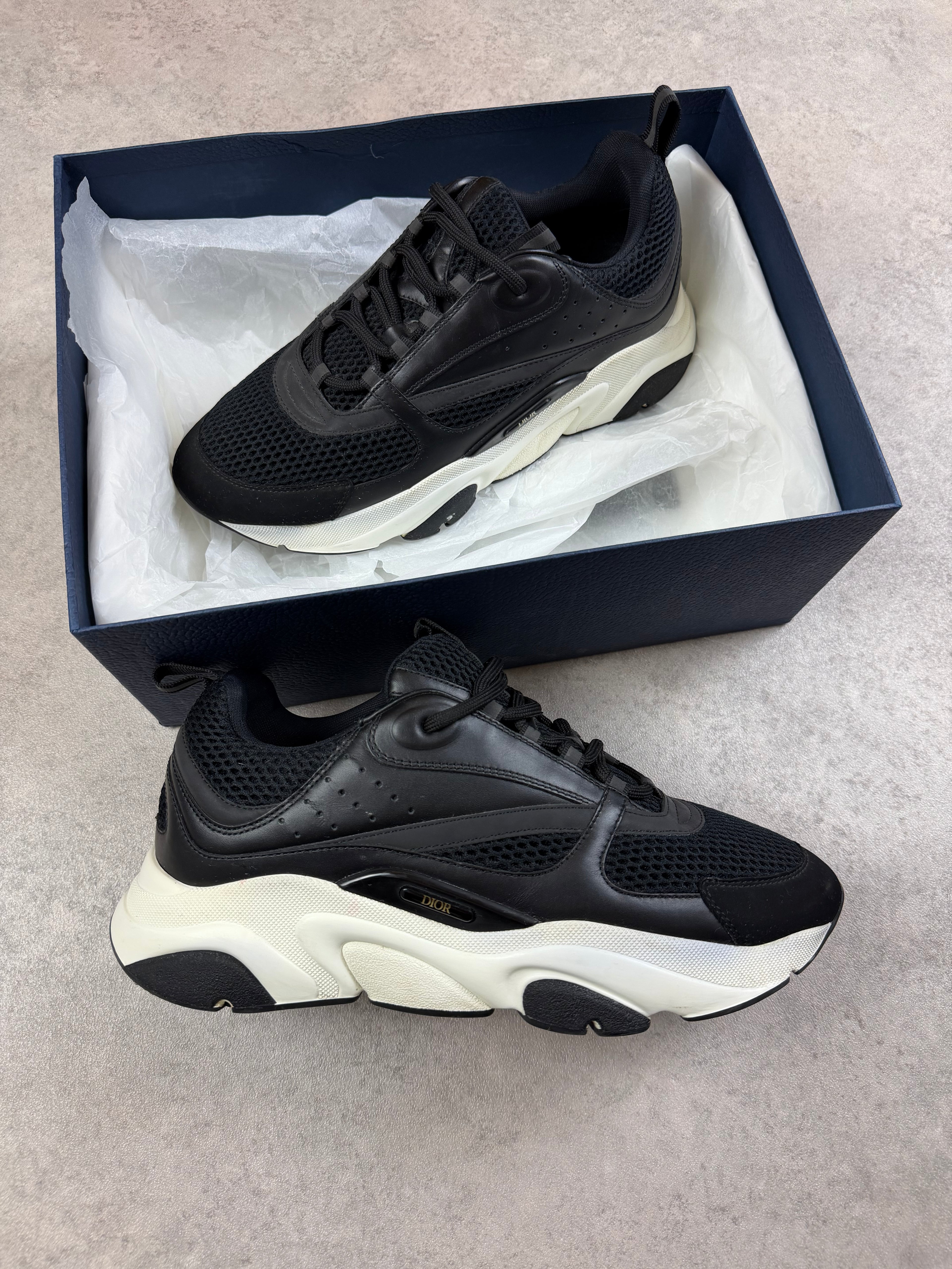 B22 - BLACK/WHITE - UK9