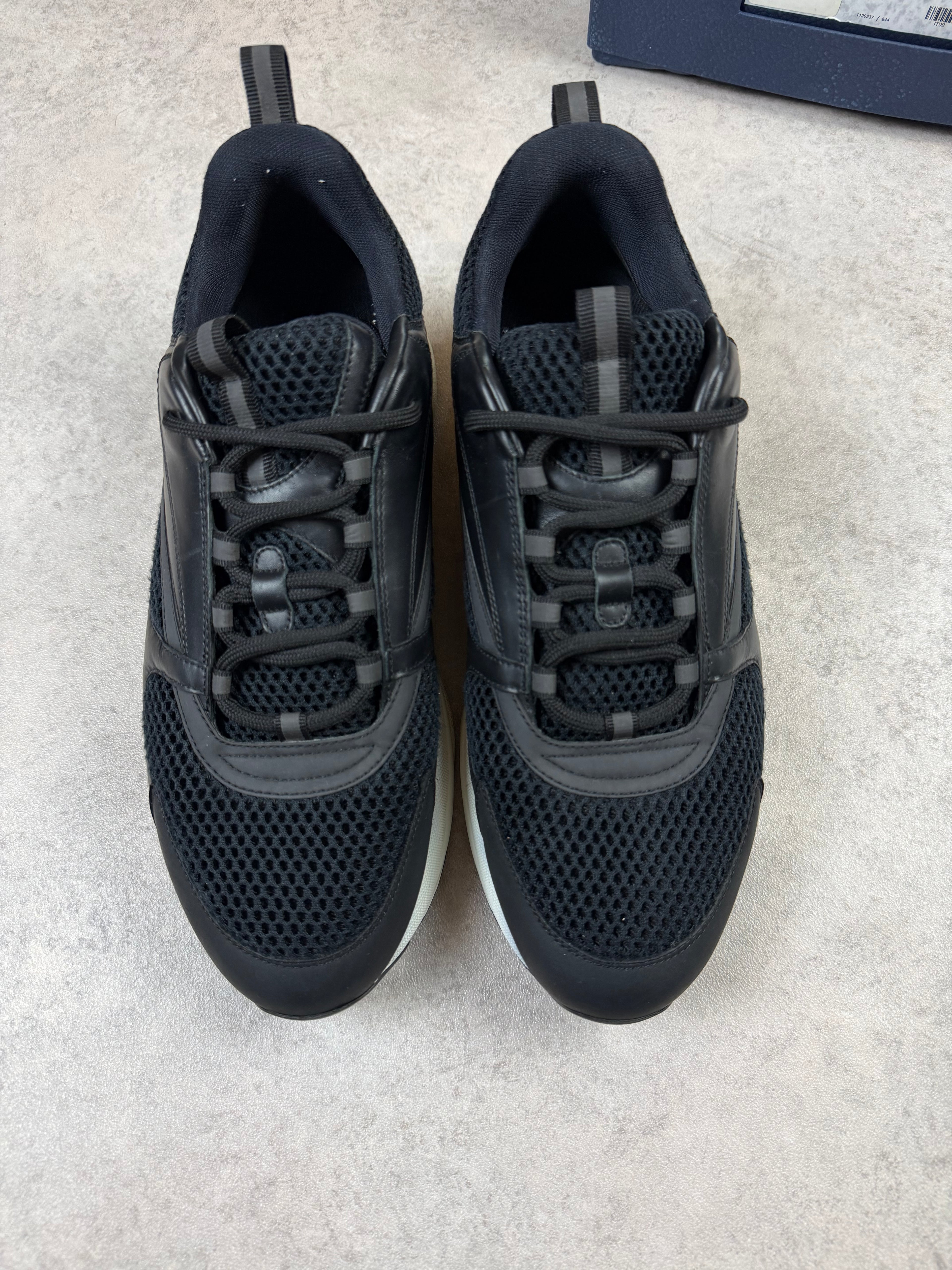 B22 - Black/White - UK11