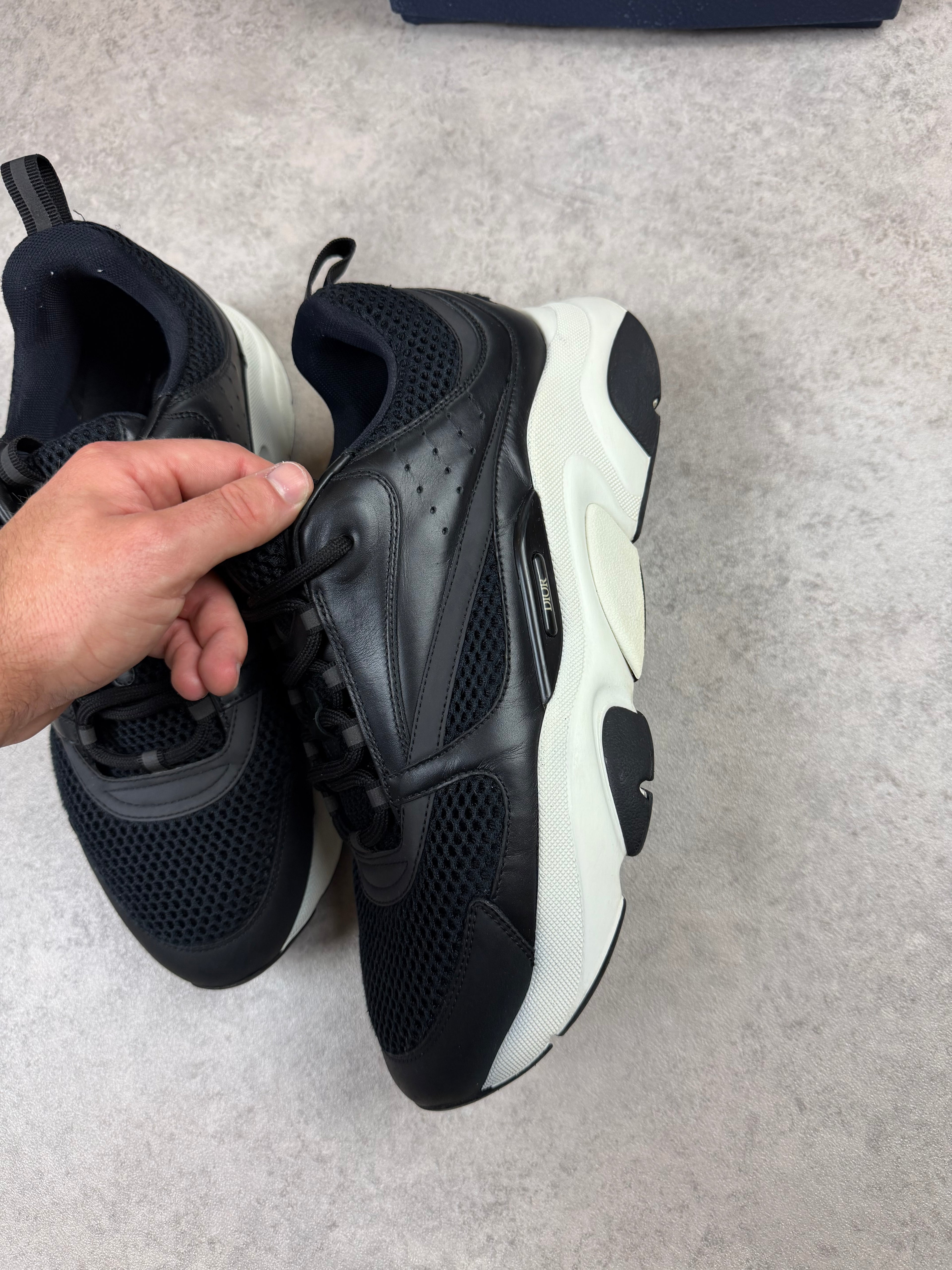 B22 - Black/White - UK11