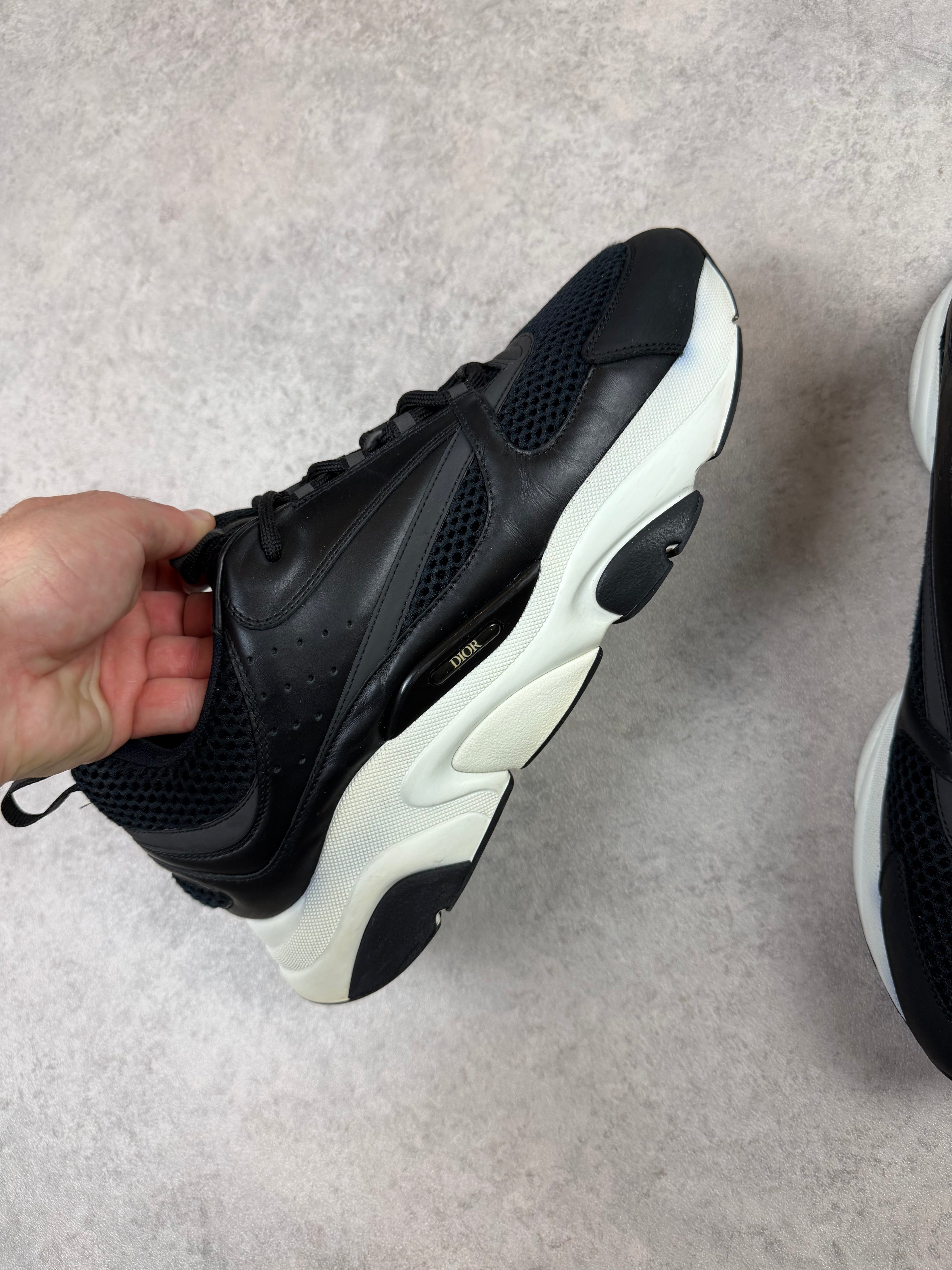 B22 - Black/White - UK11