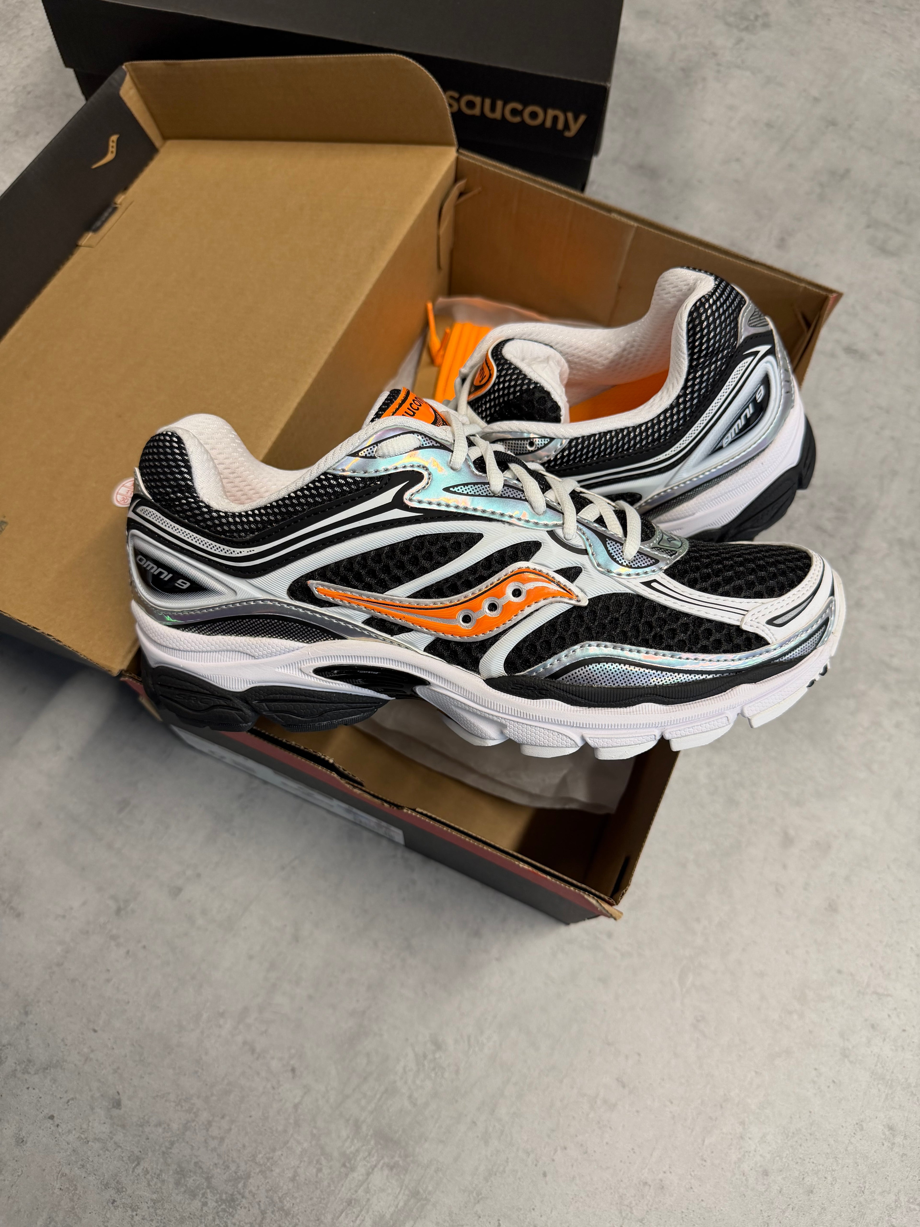 SAUCONY OMNI 9 - WHITE Vo2